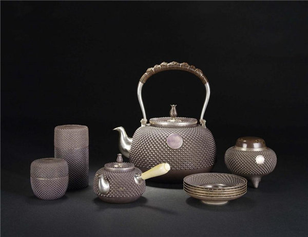 日本经典茶具：传世铁壶系列_日本茶具欣赏图